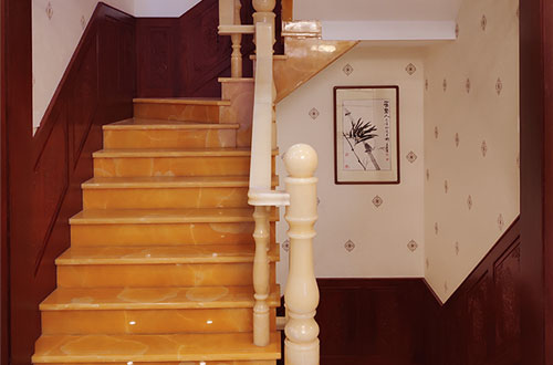 固始中式别墅室内汉白玉石楼梯的定制安装装饰效果